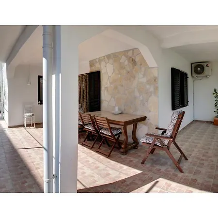 Pergola - Queen's Nin