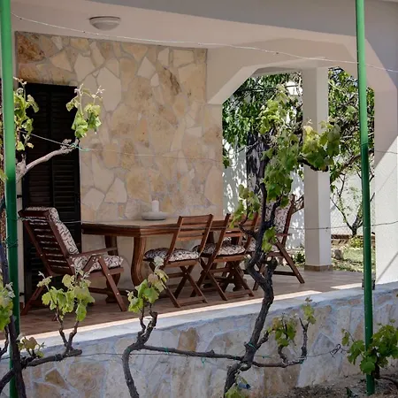 Pergola - Queen's Beach Apartment