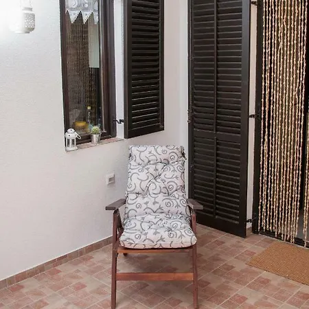 Pergola - Queen's Beach Apartment *