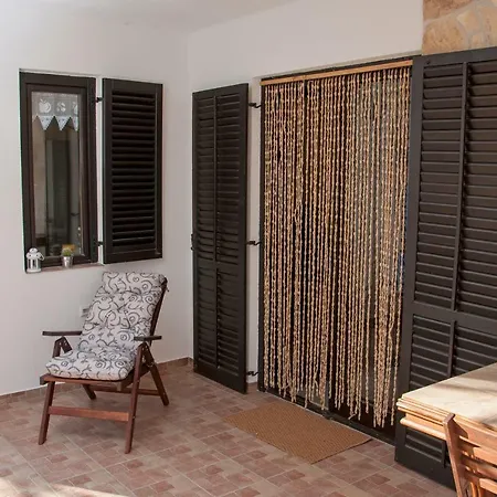 Pergola - Queen's Beach Apartment